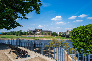 Dresden, Blick vom Brühlschen Garten über die Elbe zum Gebäude einiger Ministerien der Sächsischen Staatsregierung
