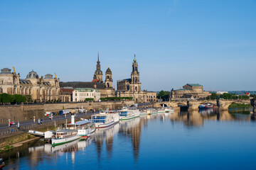 Fototapeta na wymiar Stadtansicht über die Elbe zur Dresdener Altstadt mit den historischen Barockbauten am frühen Morgen