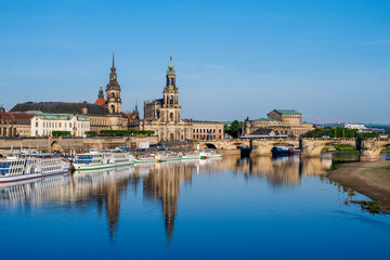 Fototapeta na wymiar Stadtansicht über die Elbe zur Dresdener Altstadt mit den historischen Barockbauten am frühen Morgen