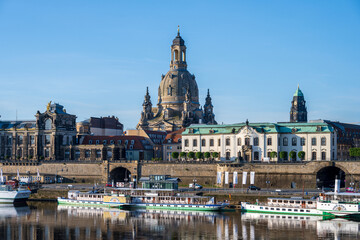 Dresden, Blick von der Augustusbrücke auf die Brühlsche Terrasse mit Fahrgastschiffen und die Kuppe der Frauenkirche