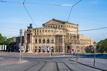 Fototapeta na wymiar Dresden menschenleer, die Semperoper im morgendlichem Sonnenlicht