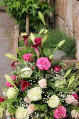 Gesteck mit frischen Blumen auf dem Friedhof nach Beerdigung