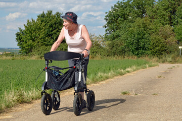 frau mit rollator unterwegs