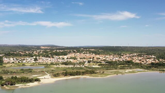 survol des corbi&egrave;res dans le sud de la France et vue sur la m&eacute;diterran&eacute;e