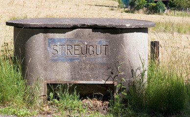 Streugut Vorrat Betonkasten