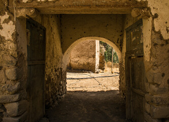 Obraz premium old wooden door with yellow grass in background