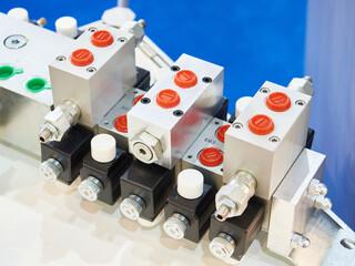 Sectional hydraulic proportional directional valve