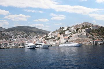 Fototapeta na wymiar Beautiful view of sea with boats and coastal city