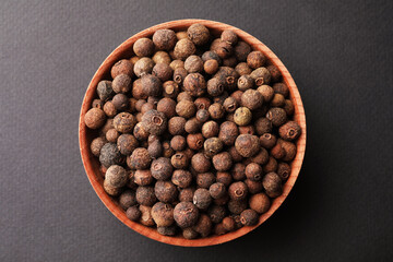 Bowl of allspice pepper grains on grey background, top view - obrazy, fototapety, plakaty