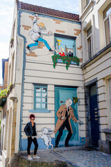 Femme devant une fresque du Parcours de la BD à Bruxelles