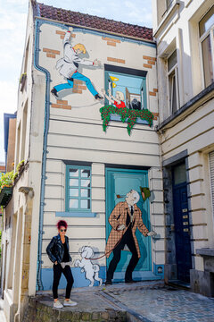 Femme devant une fresque du Parcours de la BD &agrave; Bruxelles