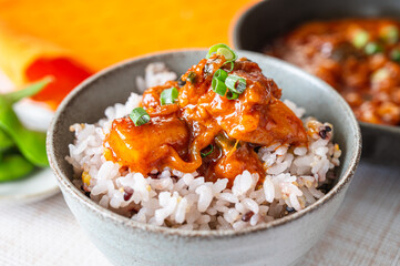 雑穀ごはんにのせたチーズタッカルビ