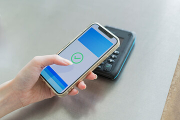 カフェ キャッシュレス決済をする女性