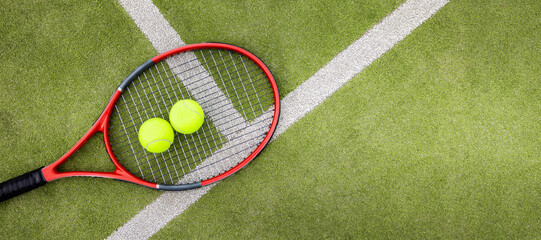 tennis balls and racket on green synthetic grass court background. top view with copy space - obrazy, fototapety, plakaty