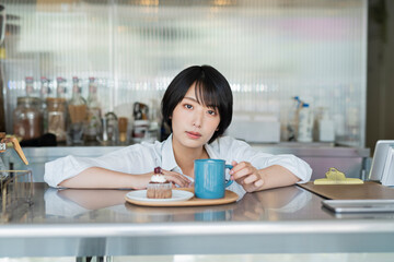 カフェ 女性スタッフ