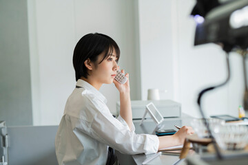 カフェ 電話をする女性スタッフ