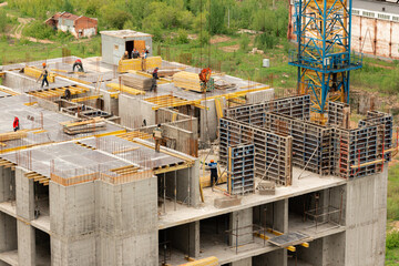Fototapeta premium tower crane top view. building background river, sunset, mountains. concept construction, new buildings, architecture and industry. construction big city against backdrop city mountains