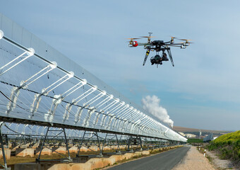 Central termosolar con dron volando y cámara réflex