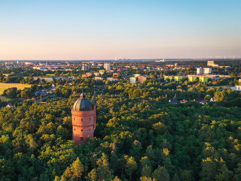 Cottbuser Wasserturm mit Blick &uuml;ber den Stadtteil Sachsendorf im Hintergrund das Kraftwerk J&auml;nschwalde