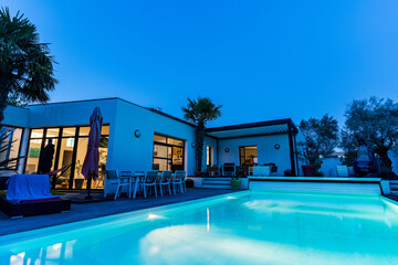night shot of a modern house with pergola bioclimatic