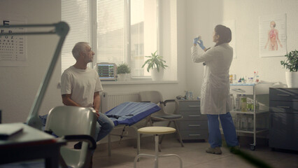 Obraz premium Senior patient waiting vaccination in clinic. Woman doctor preparing vaccine.
