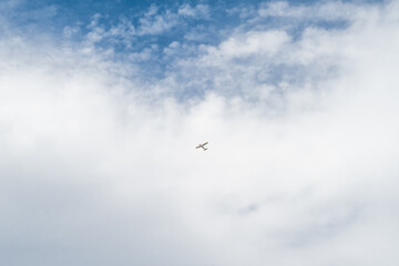 Vol d'un petit avion bi moteurs dans le ciel