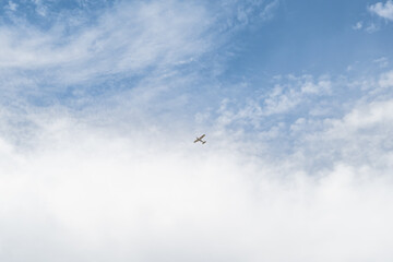 petit avion bi-moteur dans les nuages du ciel