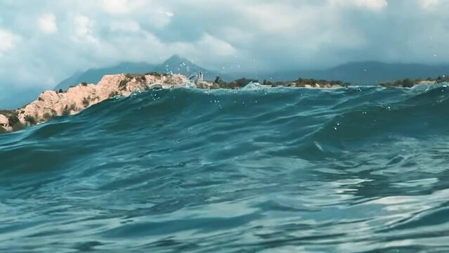Tsunami peque&ntilde;o en mar caribe&ntilde;o con mal clima, olas fuertes en muelle de playa costa caribe&ntilde;a siendo azotada