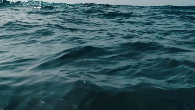 Mal clima en mar adentro del Caribe, aguas profundas y oscuras con mucha turbulencia tormenta de lluvia