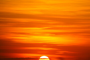 Belo pôr do sol alaranjado, Final da tarde, observando o pôr-do-sol