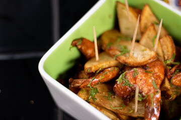 Camarones con papas y cilantro