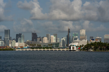 Obraz premium Cruise Line waiting in Miami dock for passengers