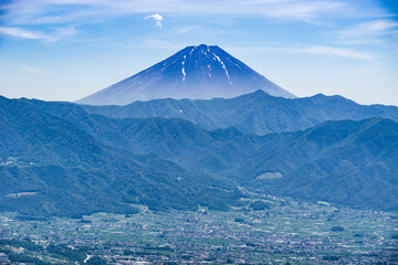 Fototapeta premium 山梨県の甲府盆地と富士山
