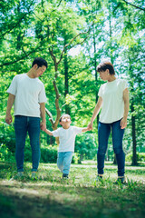 森の中を探検する親子