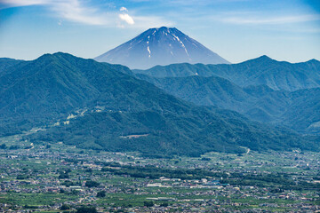 Naklejka premium 山梨県の甲府盆地と富士山