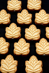 Delicious cookies filled with vanilla cream made with honey or maple syrup from Canadian trees, the traditional sweet of Canada