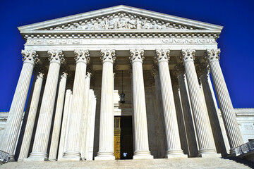 Naklejka premium supreme court building in Washington, DC, USA on blue sky