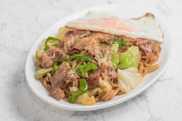 焼きそばと目玉焼き