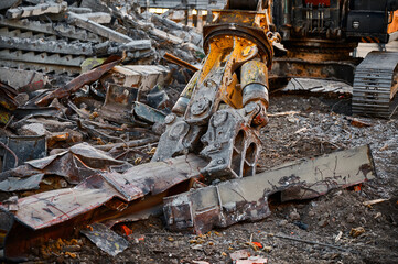 Hydraulic scissors cut concrete material for next recycling