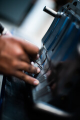 Manos trabajando en la industria