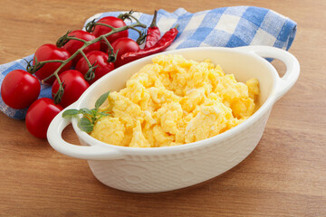 Scrambledd egg in the bowl