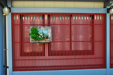 紅柄格子と花入れ