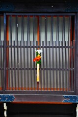 格子窓に一輪挿し