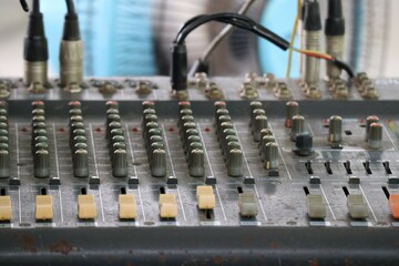 audio mixing console