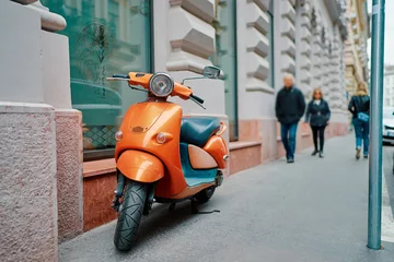 Poster Motor buiten. Oranje retro-stijl scooter op straat in de stad. © luengo_ua