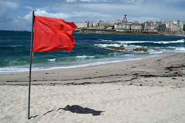 Drapeau rouge interdisant la baignade sur la plage d'Orzan