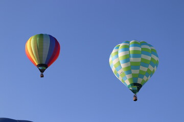 Fototapeta na wymiar 青空に飛ぶ二つの気球