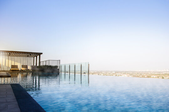 Sky swimming pool background, Cool Rooftop infinity pool background, 
Infinite rooftop pool overlooking the sky and clouds.