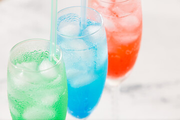 カラフルなソーダ水