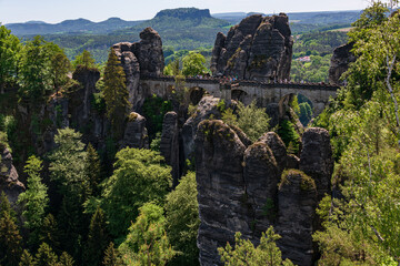 Die Bastei ein Ort im Elbsandsteingebirge mit herrlichem Ausblick auf die Landschaft und das Elbtal